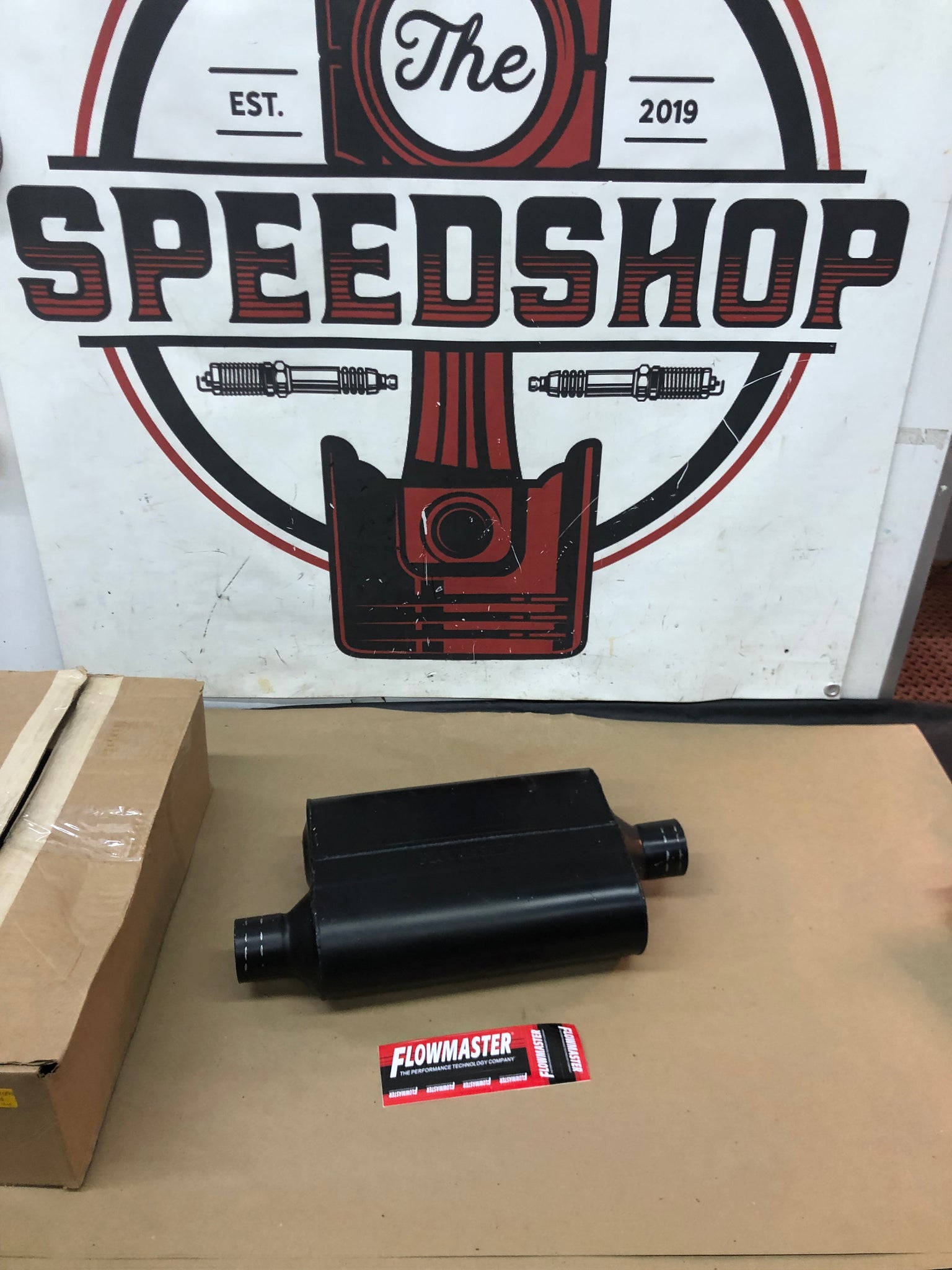 Flowmaster 42441 CHAMBERED MUFFLER 40 Series - 2.25 Offset In / 2.25 Center Out